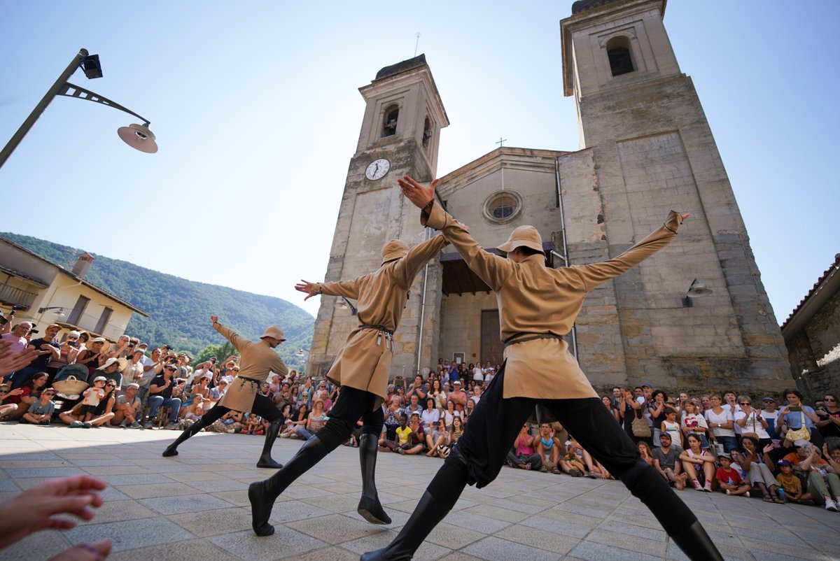 esdansa's tweet image. 🟨 💃 Finalitzem la #programació #Ésdansa2025 amb una passejada popular i amb danses del món pels carrers de Les Preses al ritme de les danses i músiques de #Cuezcomalt (Mèxic), #Khorumi (Geòrgia), #Oshala (Benín) i @ACXacarandaina (Galícia).
📸 @polsolee