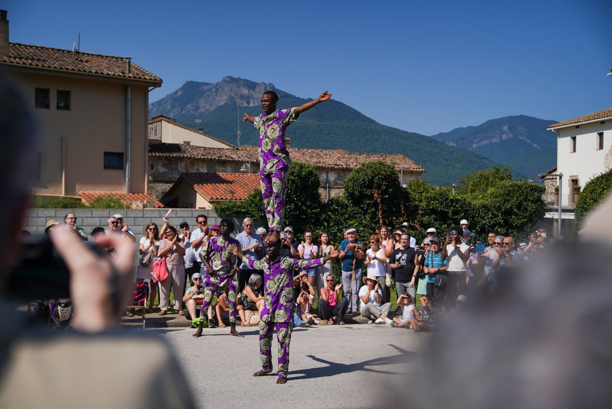 esdansa's tweet image. 🟨 💃 Finalitzem la #programació #Ésdansa2025 amb una passejada popular i amb danses del món pels carrers de Les Preses al ritme de les danses i músiques de #Cuezcomalt (Mèxic), #Khorumi (Geòrgia), #Oshala (Benín) i @ACXacarandaina (Galícia).
📸 @polsolee