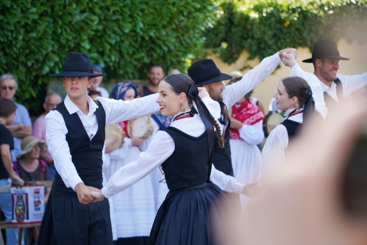 esdansa's tweet image. 🟨 💃 Finalitzem la #programació #Ésdansa2025 amb una passejada popular i amb danses del món pels carrers de Les Preses al ritme de les danses i músiques de #Cuezcomalt (Mèxic), #Khorumi (Geòrgia), #Oshala (Benín) i @ACXacarandaina (Galícia).
📸 @polsolee