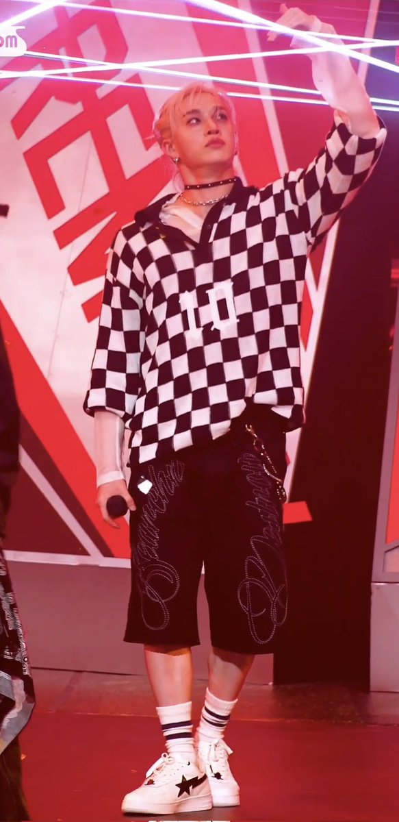 WolfchanMum's tweet photo. Chan trying to catch those confetti at the end is too adorable! And that man bun!! 🥰😍 #BangChan #StrayKids #CEREMONY https://t.co/NisVpSasl8