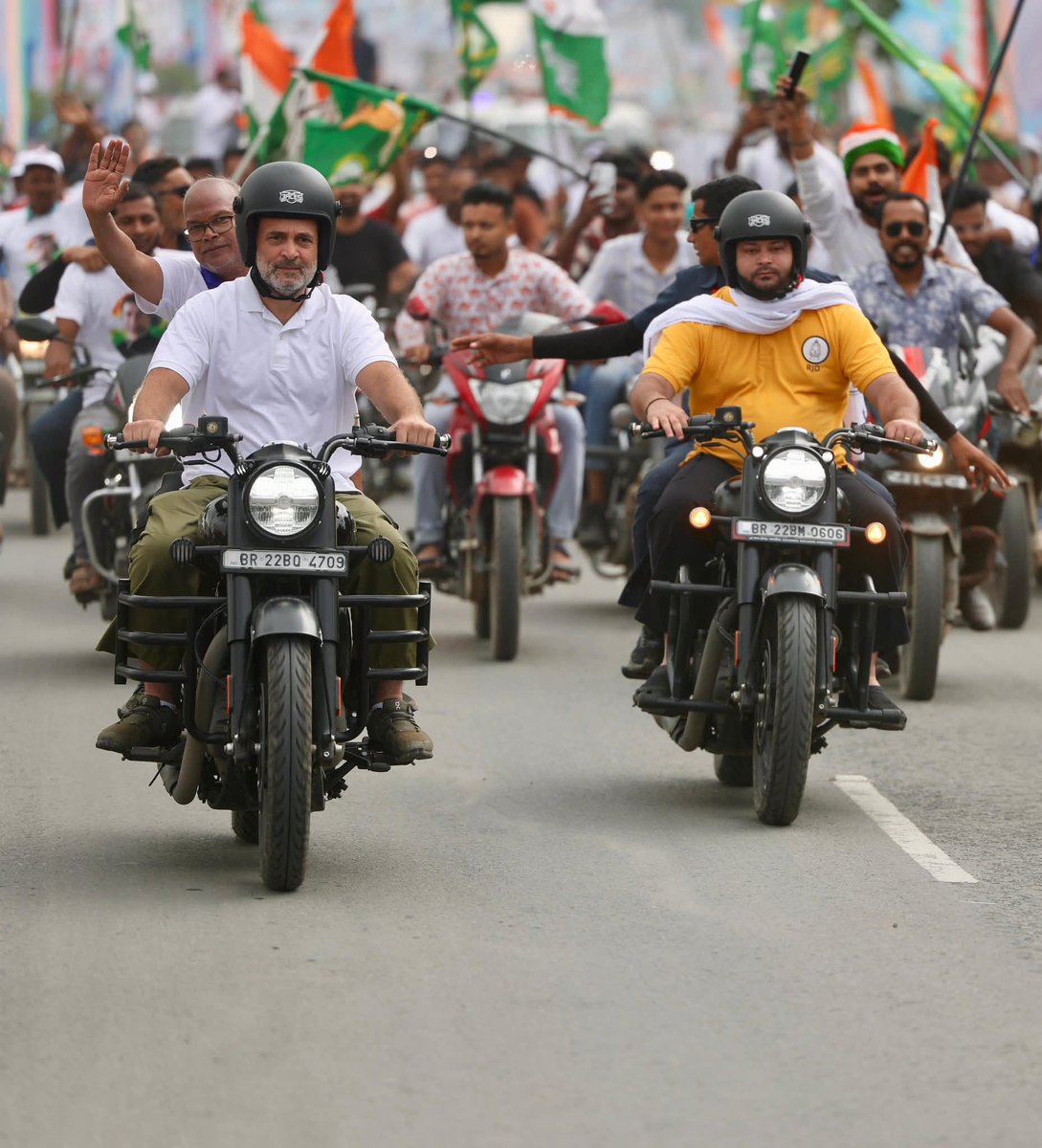 हार गए आलोचक सारे, हार गए बदकार।

जब उमड़ा उसकी निष्ठा पर, जनता का अनंत प्यार। <a href="/RahulGandhi/">Rahul Gandhi</a>
#VoterAdhikarYatra 
#VoteChorGaddiChor 
#NYAY_KA_PATH_AGNIPATH 
#RahulKoLaoDeshBachao 
<a href="/priyankagandhi/">Priyanka Gandhi Vadra</a> 
<a href="/SupriyaShrinate/">Supriya Shrinate</a> 
<a href="/Pawankhera/">Pawan Khera 🇮🇳</a> 
<a href="/yadavtejashwi/">Tejashwi Yadav</a> 
<a href="/INC_Warriorss/">Indian National Congress Warriors, INCW</a> 
<a href="/INCIndia/">Congress</a> 
<a href="/INCDelhi/">Delhi Congress</a>