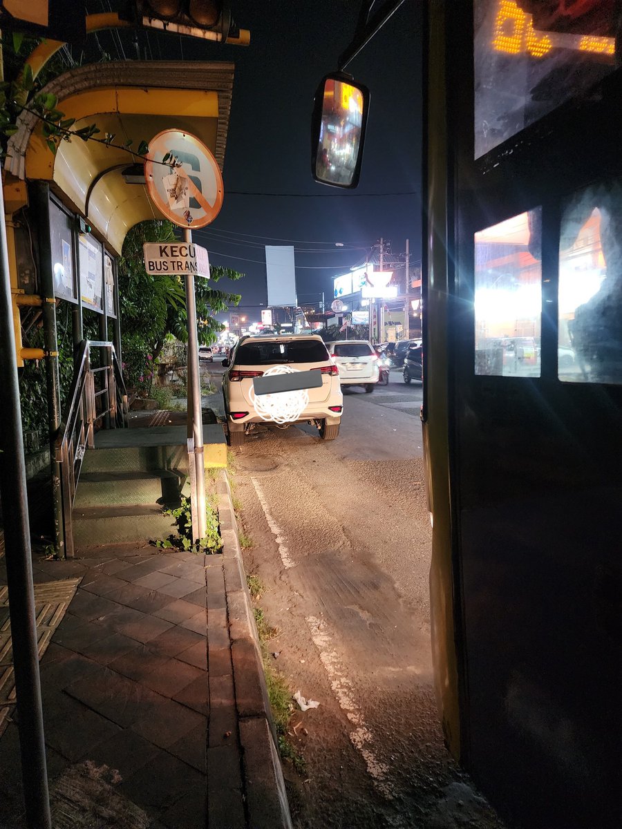 rezaldyarobby's tweet photo. @merapi_uncover ada yang parkir depan halte TJ Jakal, akibatnya driver TJ kesusahan buat menaikan atau menurunkan penumpang.
Dari plat nomornya si bukan orang jogja, semoga para pengguna mobil bisa lebih sadar diri buat gak parkir sembarangan depan halte https://t.co/ZBVXZRedzL