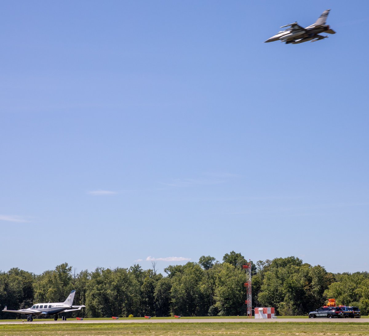 NORADCommand's tweet image. What an incredible weekend at the #AirDotShow in Orange County, NY! 🇺🇸✈️

Our #NORAD team had an amazing time showcasing  live-fly demos of how we enforce Temporary Flight Restrictions under Operation #NOBLEEAGLE.

The energy from the crowd was fantastic, and we’re grateful for…