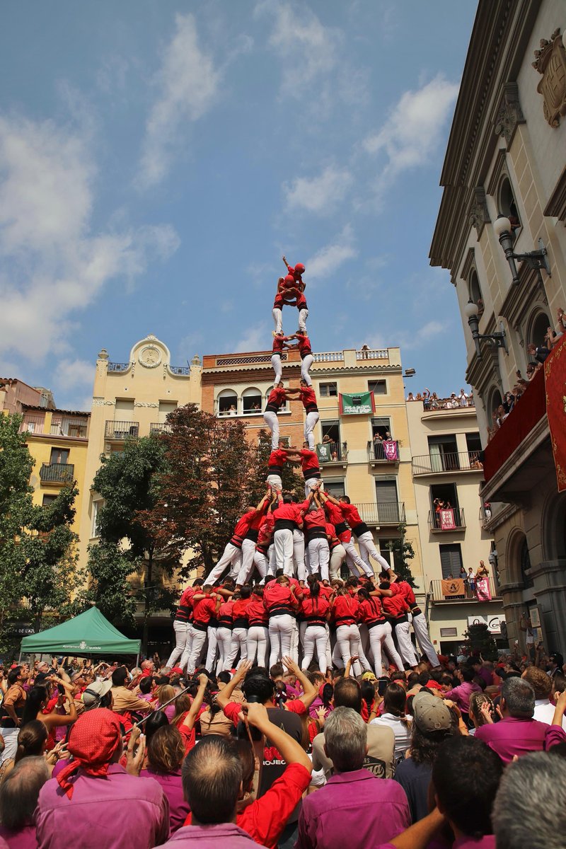 A segona ronda, a Igualada, descarreguem el 2 de 9 amb folre i manilles! 

📸 Roser Giner

#SempreTornem #SempreJoves #castells