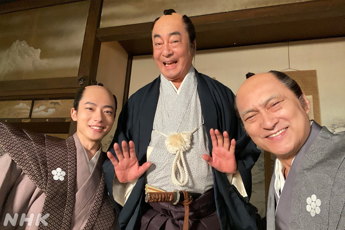 定信&amp;意次&amp;徳川治貞公🏯
腹の探り合いが続く3人ですが、オフでは和気あいあいとされています☺️

ドラマを見返す👇
plus.nhk.jp/watch/st/g1_20…

#大河べらぼう
#井上祐貴 #高橋英樹 #渡辺謙