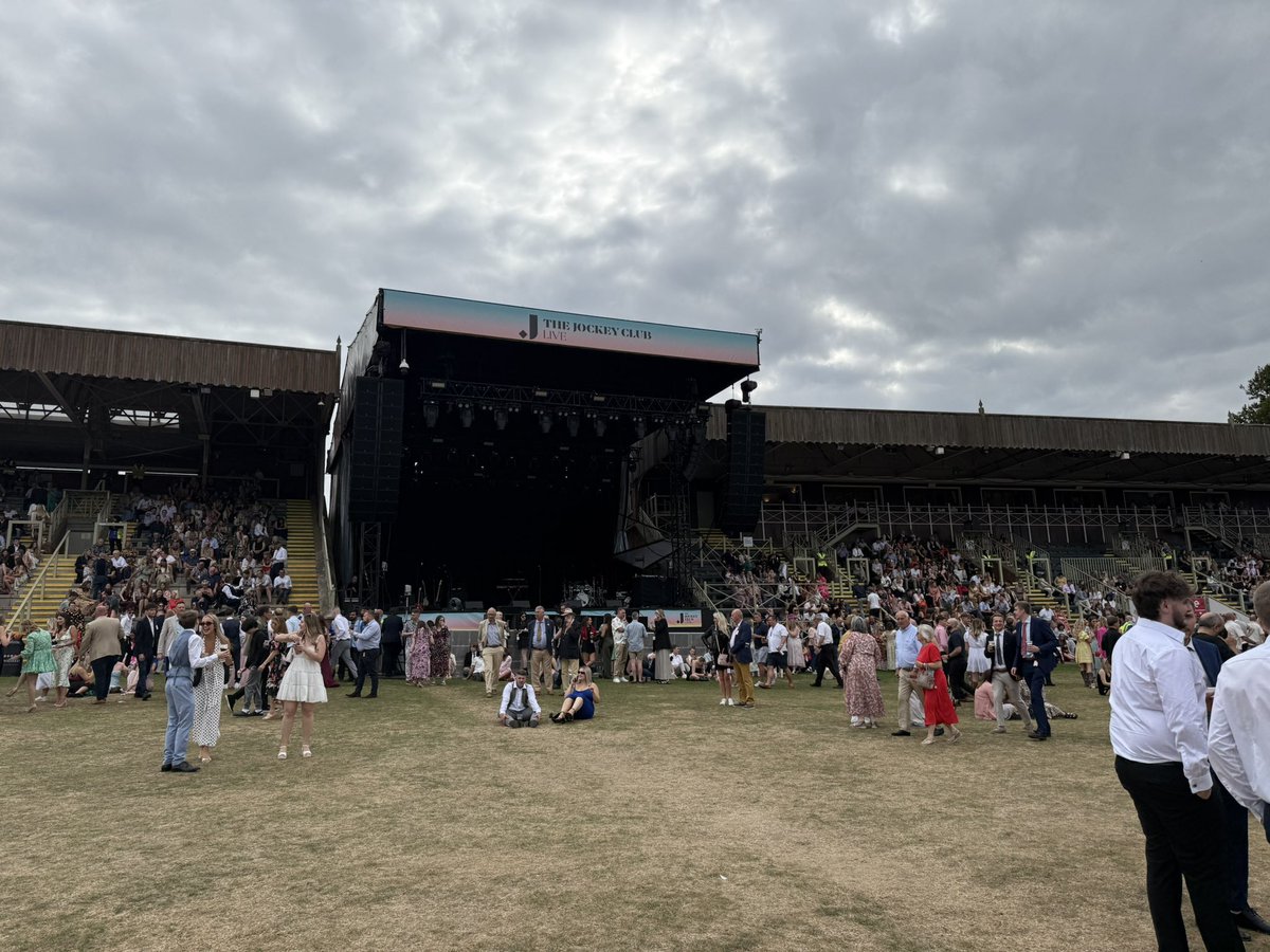 最近すっかりインスタ民になってました。
現在イギリスで研修中です。都会はあまり好きじゃないんですが、ヨーロッパの街並みや競馬場はとても好きです。あと2ヶ月たくさん学んで帰ります！