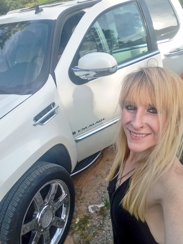 New whip... I'm def feeling it. #Escalade #Pimpride #Cadilac2cold #luxurylift #Spacious #Extraseats #comeridewithme