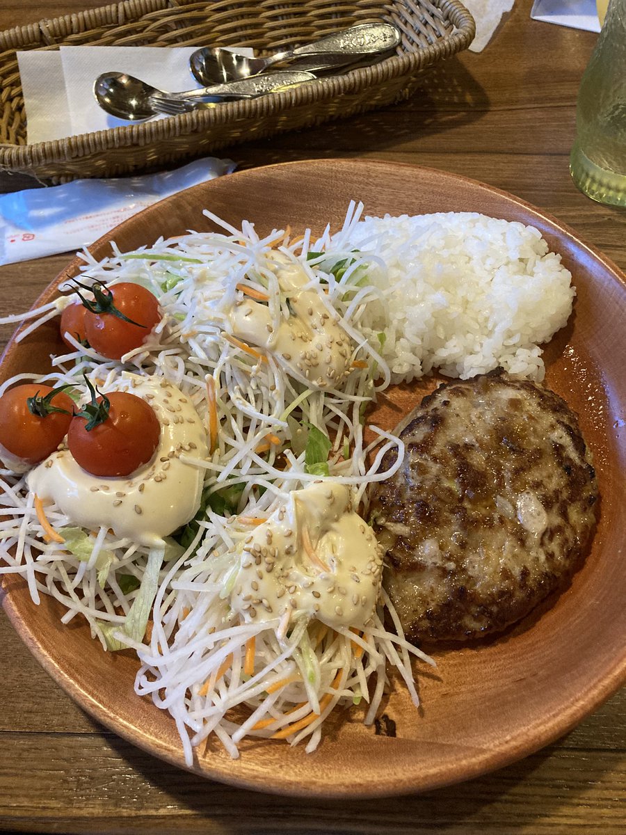 yohey_1978's tweet photo. 家族でびっくりドンキーに行った時の飯 https://t.co/HIBoreyku7