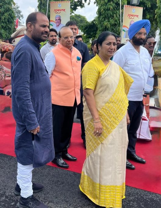वक़्त बदलते ही औक़ात भी पता लग गई।