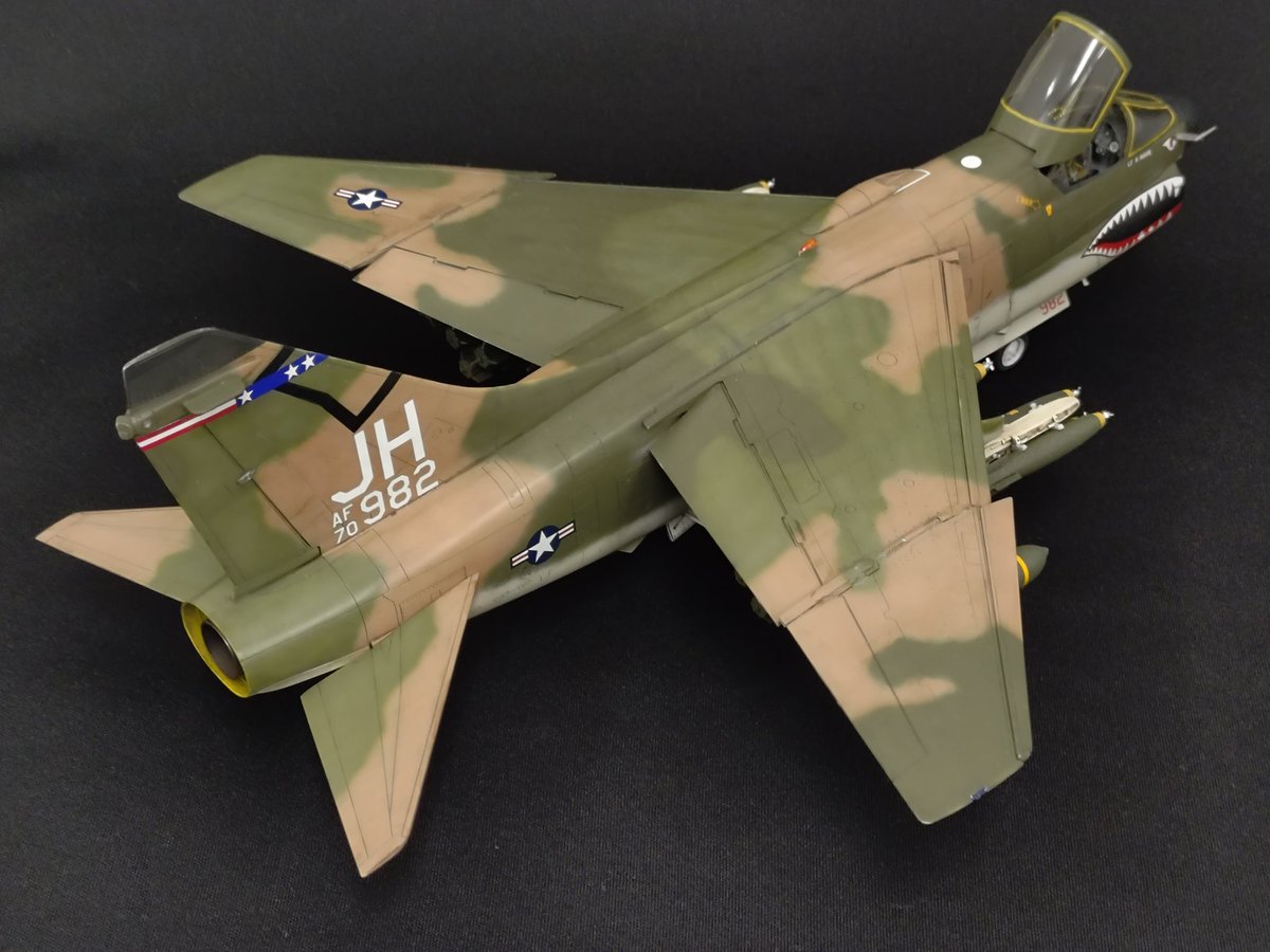 夏なので　ベトナム迷彩
タミヤ 1/48 A-1J
ハセガワ 1/48 A-7D
完成‼️
A-1Jは排気すす汚れが思い通りできた
A-7Dはシャークティースのタッチアップが上手くいきました‼️
これにて2025夏のベトナム迷彩完了‼️