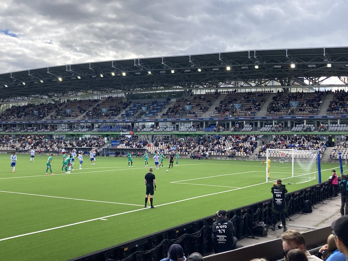 Aikamoiset lukemat Töölössä (8-2)! Harvoin tulee nähtyä kymmentä maalia tällä tasolla, mutta saipahan runsaslukuinen junnupäätykin viihdettä koko rahalla.

#HJK #Veikkausliiga