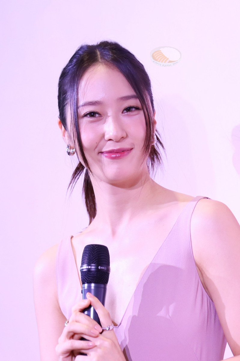 <a href="/EO_CASTLE/">EO Castle</a> @jejxng ᅠ 
Dengan langkah yang tegas, keduanya memasuki venue dan memulai acara pada malam itu. 

“Selamat malam, semuanyaaa!” Sapa Soojung dengan semangat, “Selamat datang di konser 18th Anniversary Girls’ Generation (<a href="/ofsoshi4eva/">SOSHI4EVA #SoSweet18</a>) #Sosweet18!” puan itu melanjutkan pembukaannya. 
ᅠ