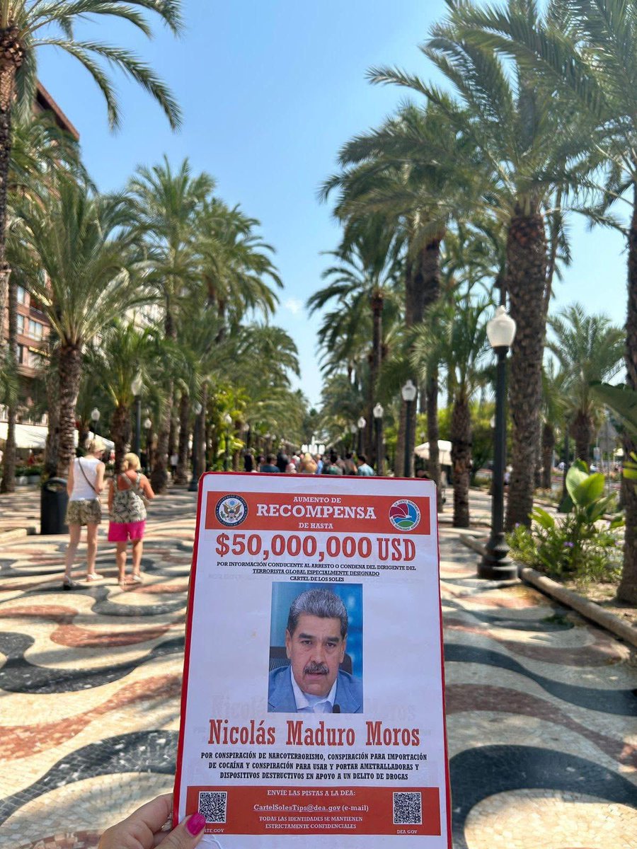 DIFUNDELOYA's tweet image. 🚨 ¡ÚLTIMA HORA VENEZUELA! 🚨🇻🇪

Así recorre el Cartel del Terrorista Nicolás Maduro en varias ciudades del mundo. 

Las calles de Francia, Uruguay, Países Bajos, Italia, España, Japón, Chile, Dinamarca, Argentina, Australia y Alemania. 

¡RECOMPENSA DE $50 MILLONES DE DÓLARES!
