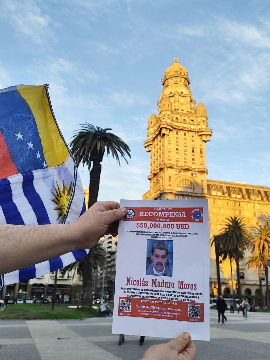 DIFUNDELOYA's tweet image. 🚨 ¡ÚLTIMA HORA VENEZUELA! 🚨🇻🇪

Así recorre el Cartel del Terrorista Nicolás Maduro en varias ciudades del mundo. 

Las calles de Francia, Uruguay, Países Bajos, Italia, España, Japón, Chile, Dinamarca, Argentina, Australia y Alemania. 

¡RECOMPENSA DE $50 MILLONES DE DÓLARES!