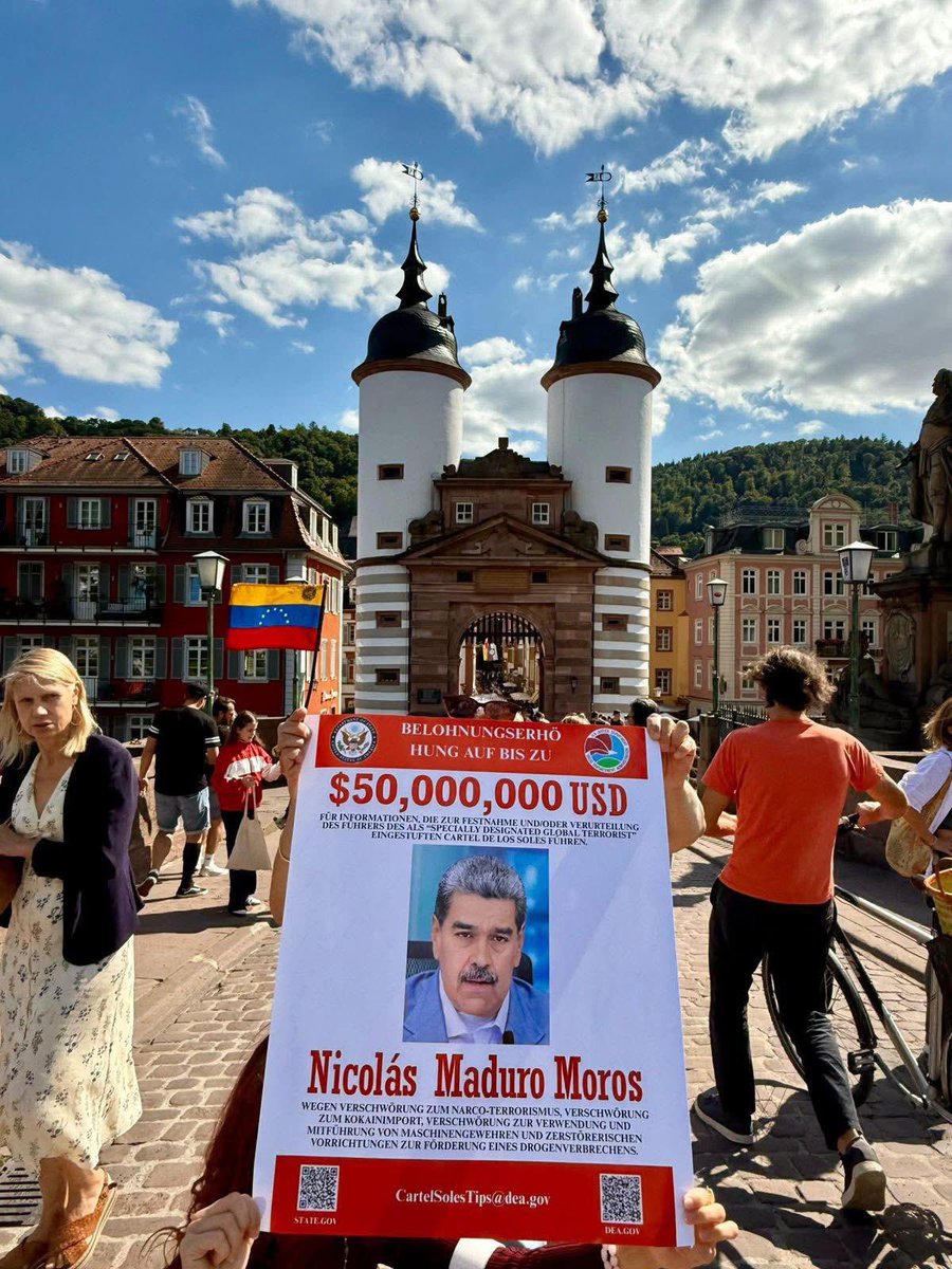 DIFUNDELOYA's tweet image. 🚨 ¡ÚLTIMA HORA VENEZUELA! 🚨🇻🇪

Así recorre el Cartel del Terrorista Nicolás Maduro en varias ciudades del mundo. 

Las calles de Francia, Uruguay, Países Bajos, Italia, España, Japón, Chile, Dinamarca, Argentina, Australia y Alemania. 

¡RECOMPENSA DE $50 MILLONES DE DÓLARES!