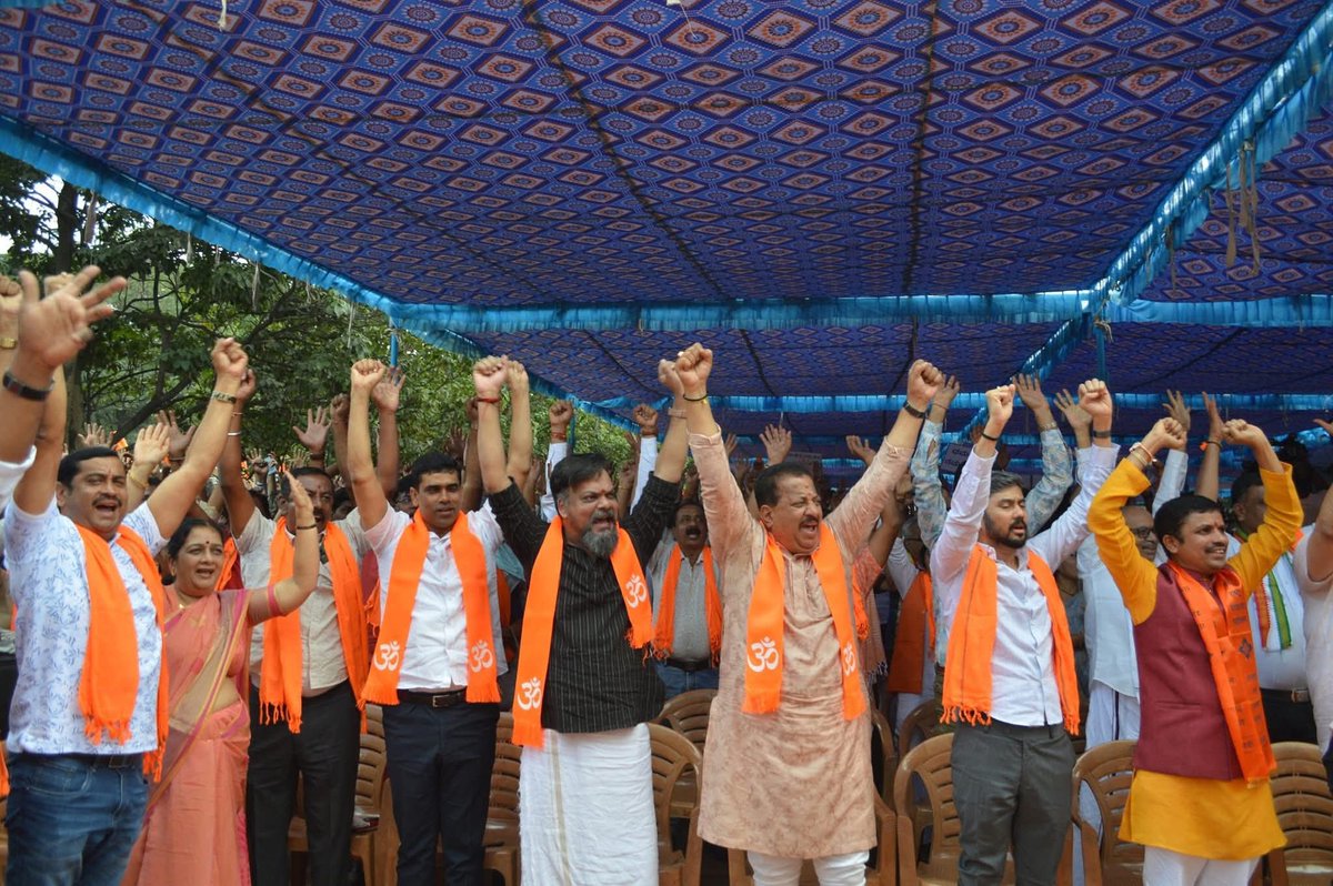 Mohan_HJS's tweet photo. 🚩 Thousands of Dharma protectors gathered in Bengaluru for the Dharma Raksha Conclave
🕉️ Condemning the conspiracy by Jihadis, Urban Naxals & Communists to insult Dharmasthala’s sanctity
⚖️ Demand: Strict punishment for the culprits! #DharmaRaksha #Dharmasthala https://t.co/LvOX6sWkB4