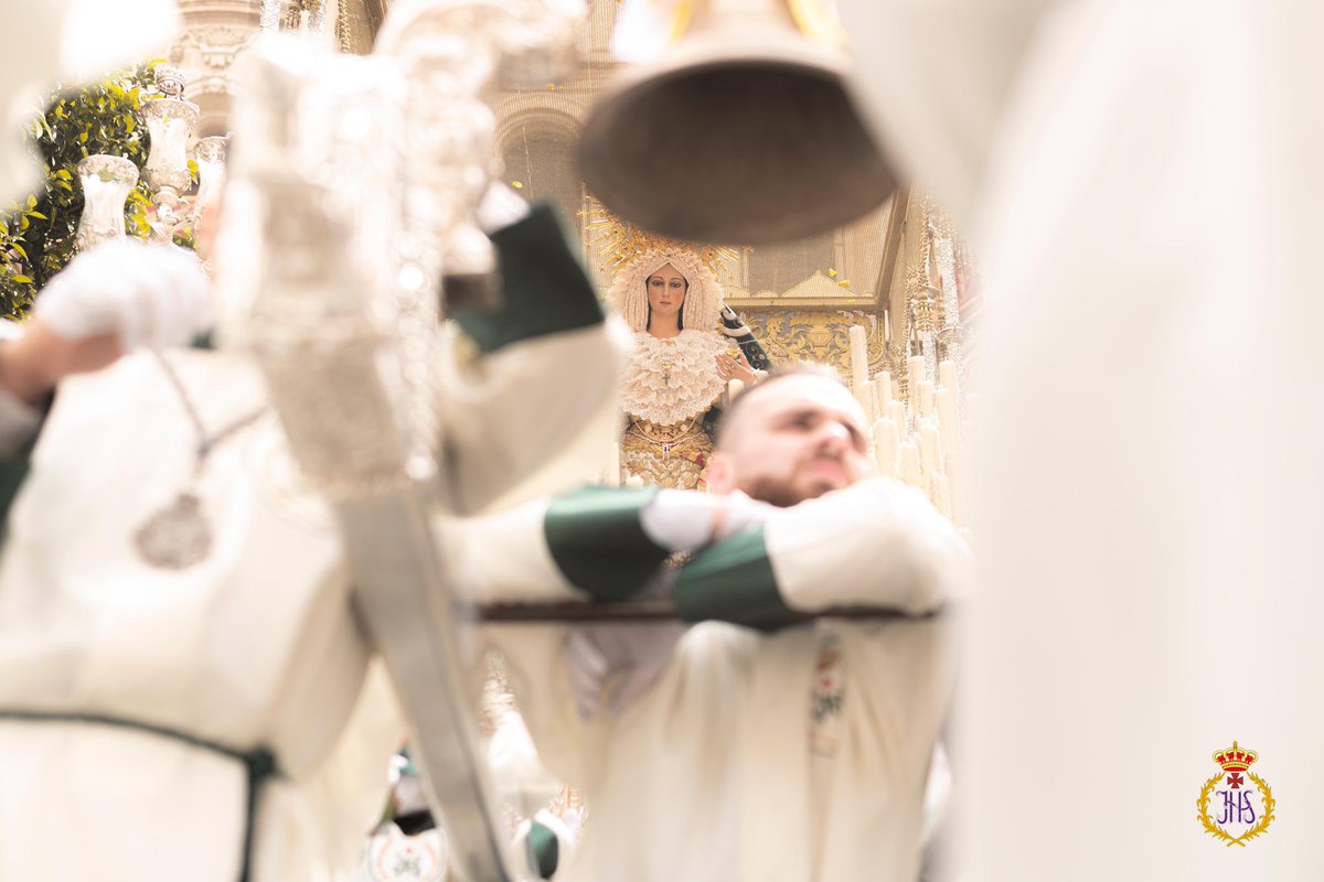 “Nos has dado a tu Madre como nuestra para que nos enseñe a meditar y adorar en el corazón. Ella, recibiendo la Palabra y poniéndola en práctica, se hizo la más perfecta Madre”. (San Juan Pablo II) #CofradíasMLG #SoyPollinico
📸 Salva Fernández