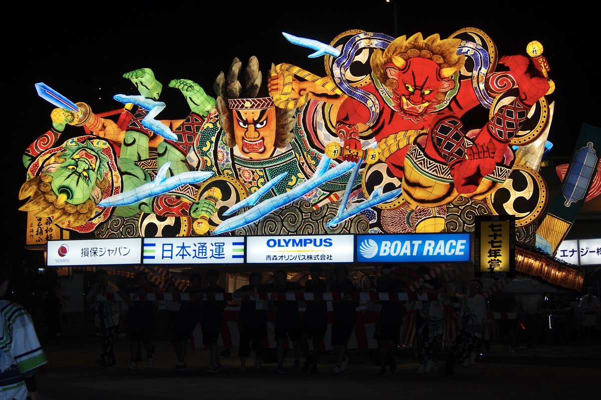 OpenNebuta's tweet photo. #青森ねぶた2025
【日本通運ねぶた実行委員会】
「小子部栖軽　雷を捕ふ」
林広海・作

青森では初の題材。栖軽の赤い鉢巻が印象的。
すっきりとまとめられた色彩の中に青い稲妻が切り裂くように配置されたねぶた。
送りは北前船を取り上げ、青森開港400年を寿ぐ。
両脇に鬼を配置する構図や梵字をあしらった紋様、北前船の船頭に千葉イズムを感じられる。