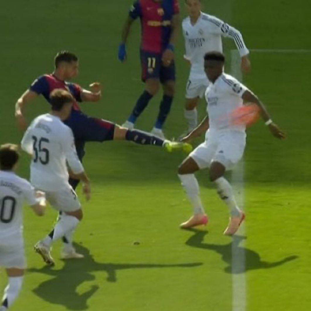 BarcaFRNews's tweet photo. 🚨🎙️ Mateu Lahoz sur le penalty contre le Barça :

« Cet arbitre est allé au moniteur VAR pour une main de Tchouameni dans le Clásico la saison dernière. Si à ce moment-là il a décidé que ce n'était pas un penalty, il est impossible qu'il décide de l’accorder dans ce match. Balde ne peut pas plus coller son bras que ça. »

(Movistar)