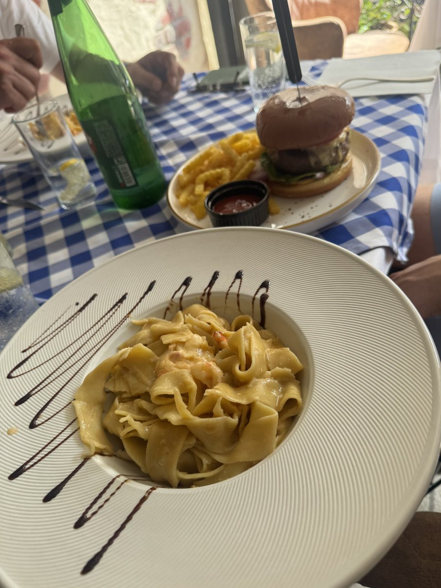 Waren gestern noch schön essen, während ihr brav am schuften wart. 🖕🏻
Und jetzt zahlt ihr Loser 🙄💸

<a href="/PrinzessinnLena/">Lena</a> 
#master #geldherr #paypig #zahlsklave #Findom #alpha #sau