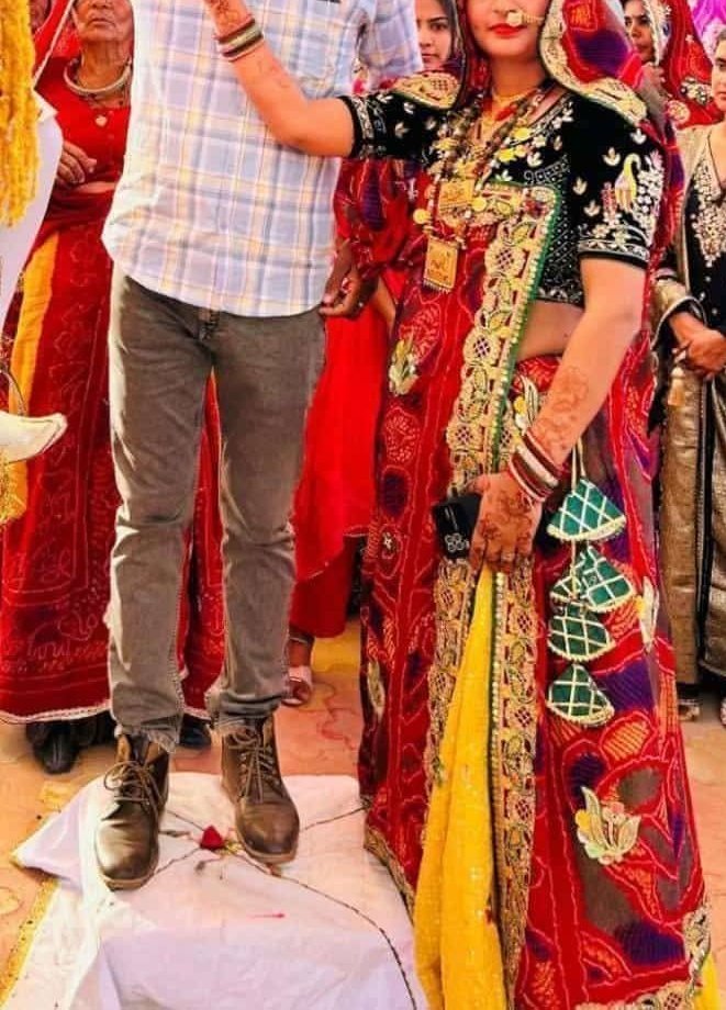 Decentladki1's tweet photo. मामला दो साल से चल रहा था ।
आस पड़ोस में चर्चा थी की फलां का बेटा दूसरी बहु लाएगा ।
समाज के ठेकेदारों को भी मालूम था ।
लड़के ने समाज सेवक का चौला भी ओढ़ रखा था । पिछले एक साल से घर आना लगभा बंद ही था ।अभी 15 अगस्त को ही तिरंगा यात्रा में भी शामिल हुआ क्योंकि समाज सेवक जो था लेकिन घर नहीं आया बच्चों और पत्नी से कोई मतलब नहीं रखा ।
जब भी घर आता पत्नी से लड़ाई करना ही काम था इतना परेशान कर देना कि ये खुद ही मर जाए लेकिन वो हिम्मत वाली थी हमेशा परिवार की तथाकथित इज्जत और अपने बच्चों के खातिर सब कुछ सह रही थी।
पीहर पक्ष वालो ने भी समझाने की बहुत सी नाकाम कोशिशें की ।
आखिर वो 20 अगस्त की वो रात जब वो घर आया और गला दबा कर हत्या की उसके बाद लाश को बाजरे के खेत में खेजड़ी के नीचे डाल कर रस्सी से लटका गया।

आज सब बोल रहे हैं कि तलाक ले लेते ।
वो कैसे ले लेता उसको तो संपति जाने का डर जो था ।
और लड़की कैसे ले लेती उसके जिम्मे तो इज्जत और सम्मान का भार जो था ।

दूसरा अगर उसने कोशिश की होती तो बात जब  एल्युमनी देने की या फिर मेंटेनेंस की बात आती तो यही तथाकथित समाज के ठेकेदार और सर्टिफिकेट बांटने वाले आ जाते की देखो कैसे कानून का गलत इस्तेमाल किया जा रहा हैं।
एक लड़के की जिंदगी भर की कमाई में से आधी   लेकर चली गई और भी पता नहीं क्या क्या सुनने को मिलता ।
 लिखना बहुत कुछ चाहती हूं लेकिन कंट्रोल कर रही हूं।

ये समाज दोगला था दोगला है और न जाने कब तक दोगला रहेगा 🙏

उम्मीद करती हूं बहन को न्याय जरूर मिलेगा 

डिसेंट चौधरी 
दुखी मन से