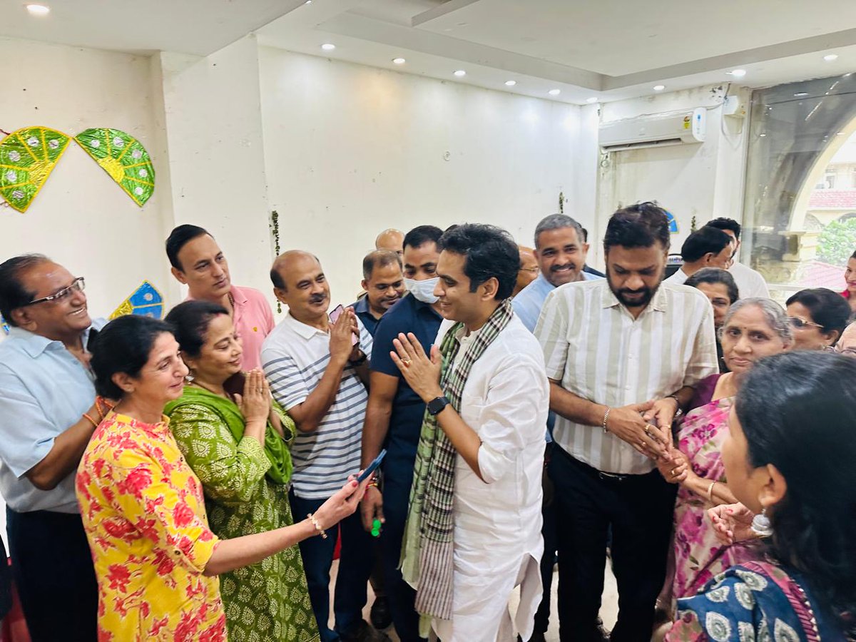 नोएडा सेक्टर-45 में स्थित एन.आर.आई. सोसाइटी के निवासियों के साथ संवाद कर समस्याएं सुनी। 

इस दौरान स्थानीय निवासियों द्वारा बताई गई शिकायतों और जनहित की समस्याओं का प्राथमिकता के आधार पर समाधान करने हेतु मौके पर उपस्थित संबंधित विभाग के अधिकारियों को आवश्यक दिशा-निर्देश दिए।