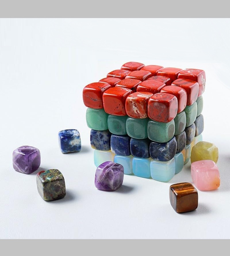 アロマストーンを探しててこの🎲サイコロ型の可愛さにヤラれてしまった。形がフリーフォームじゃないので接触による先端の割れを気にしないですむし、使わない時は箱の中にきっちり詰め込んで省スペースで保管できる。そして何よりも、右画像のようにルービックキューブ状に積める❗️何なら各色混ぜてう