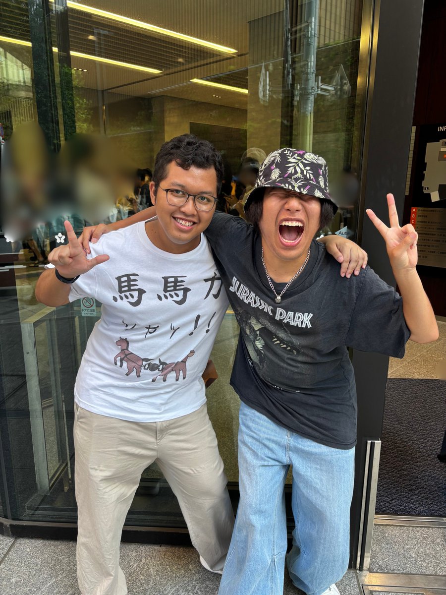 奇跡起きた!!!

蓮3rdで偶然揃った馬馬力シャツの方と
#おカンさんといっしょ 昼の部にて再会を果たしました。

開演ギリギリで席着いたら、真後ろの席に
イーグルスさん居て思わず声出た。

今日に限って馬馬力シャツ着てこなかったの悔やまれる😭