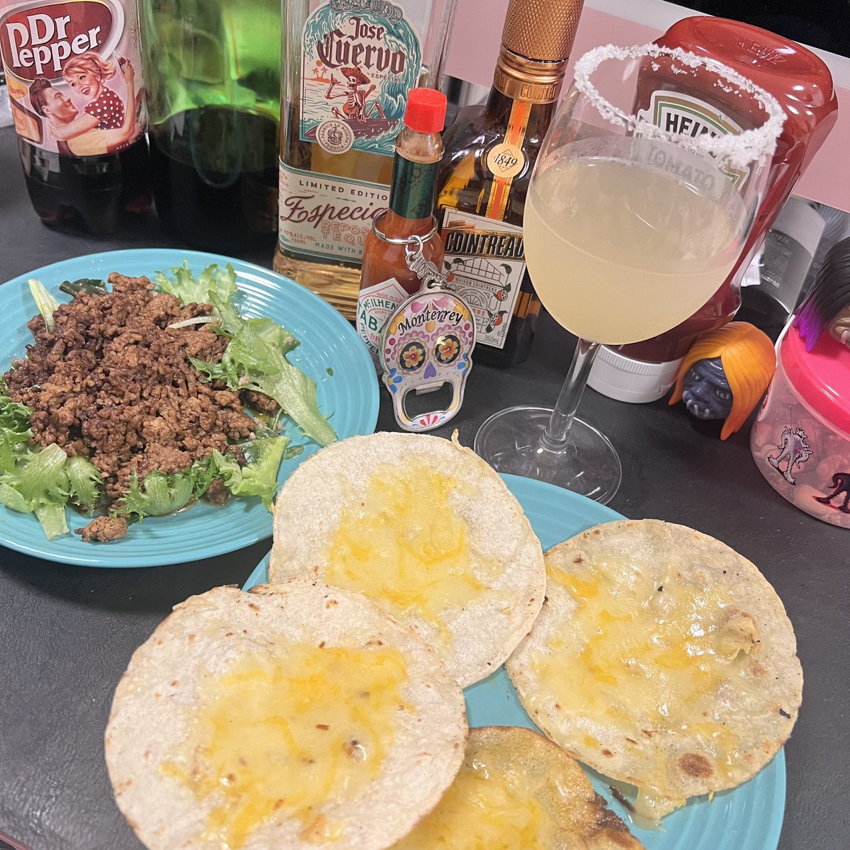 メキシコ土産でトルティーヤをたくさん頂いたので自宅タコス！🌮

ジタコス！🌮

とマルガリータ！🍸（今2杯目）

真ん中のカラベラのキーホルダーもありがたいことにお土産として頂きました☠️

gracias‼︎🇲🇽