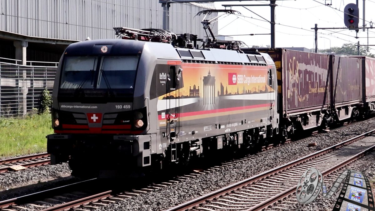 Gerd_N_Bahner's tweet photo. Endlich auch gefilmt, der #Deutschlandpiercer
"Bundestag Deutschland" #XLoad #Vectron
#BR193 459-5 mit #KLV Zug
Link zum Video -> https://t.co/6G2FjO6Q6z
#trainspotting #zuggucken #eisenbahn #bahn #train #freighttrain #cargo #güterzug https://t.co/v8hUVxuW1m