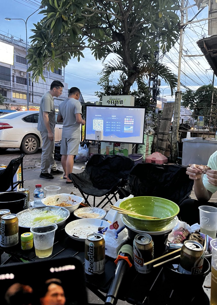 ຮ້ອງເພງແຄມທາງຫນ້າຕະຫລາດ ກົກໂພ