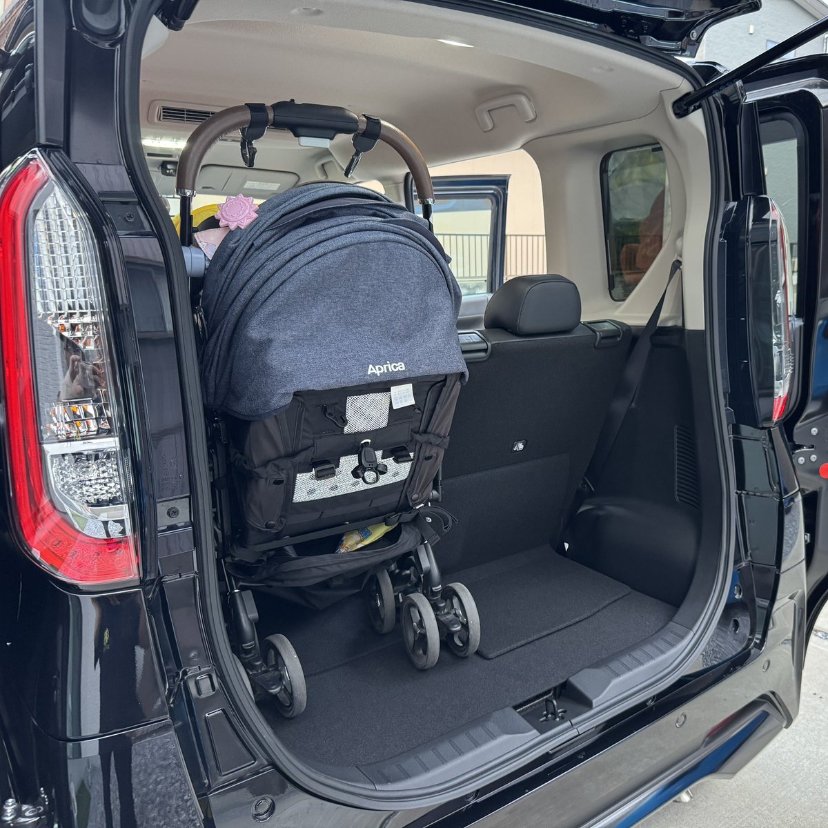 WRmh85s's tweet photo. RECAROの到着から少し遅れてルークスが納車されました🙌🏻

チャイルドシート設置しててもベビーカーが楽々積めるし横に買い物かごも置けるから近場ならセレナより便利！
難点は燃費がセレナより悪いこと😇 https://t.co/sNhl1Rfg4U