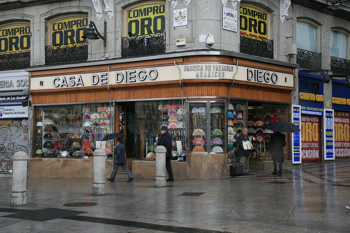 🛍️El último negocio madrileño en la Puerta del Sol es Casa de Diego: “Somos lo que queda”.

Las otras 36 tiendas restantes de la plaza son para turistas y grandes franquicias.

📍Sol
ℹ️elpais.com/espana/madrid/…
🗨️urbanity.one/t/reforma-puer…
