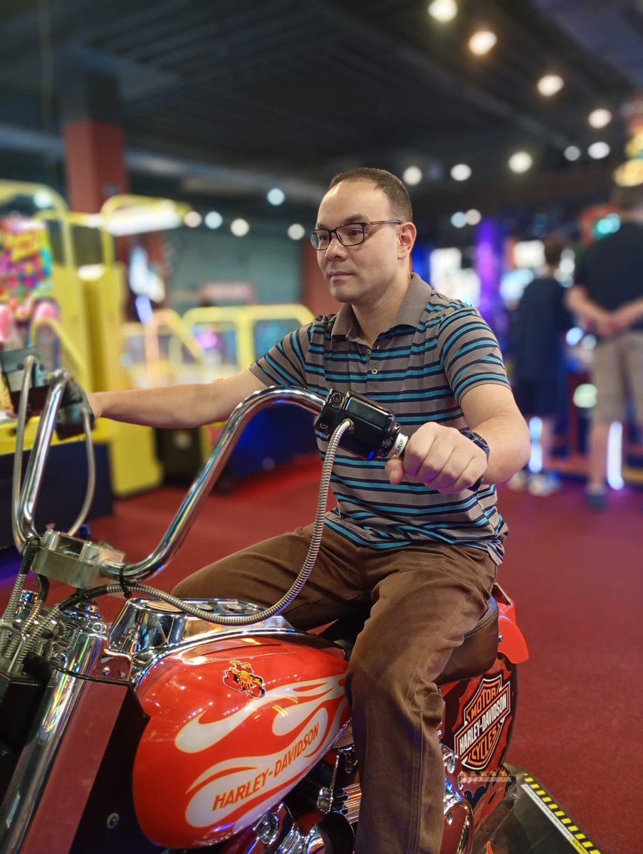 NoriNinomiya's tweet photo. Curtindo num fliperama 🕹️ chamado #HotZone, no Morumbi Shopping! Andando de moto 🏍️🤣…
#MorumbiShopping https://t.co/m1zaiRBLml