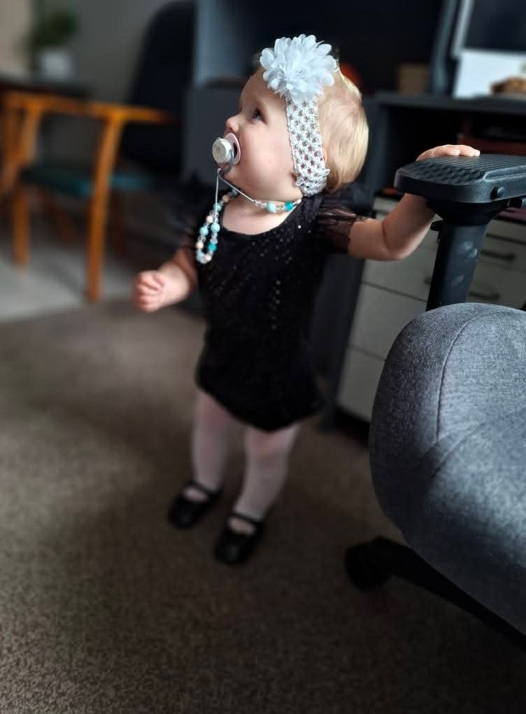 😍 Proszę bardzo - jaka "modnisia" :) Takie rewie mody w Mamy Dom - Dom dla Samotnej Matki, który prowadzi nasza Fundacja 👣
Ten styl i szyk :) Młoda damo - kariera przed Tobą 🥰