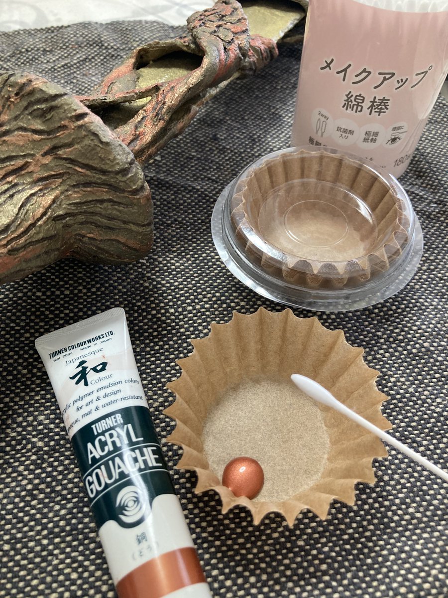 塗装するのにお弁当とかのオカズ入れをパレット代わりに使ってる🎨