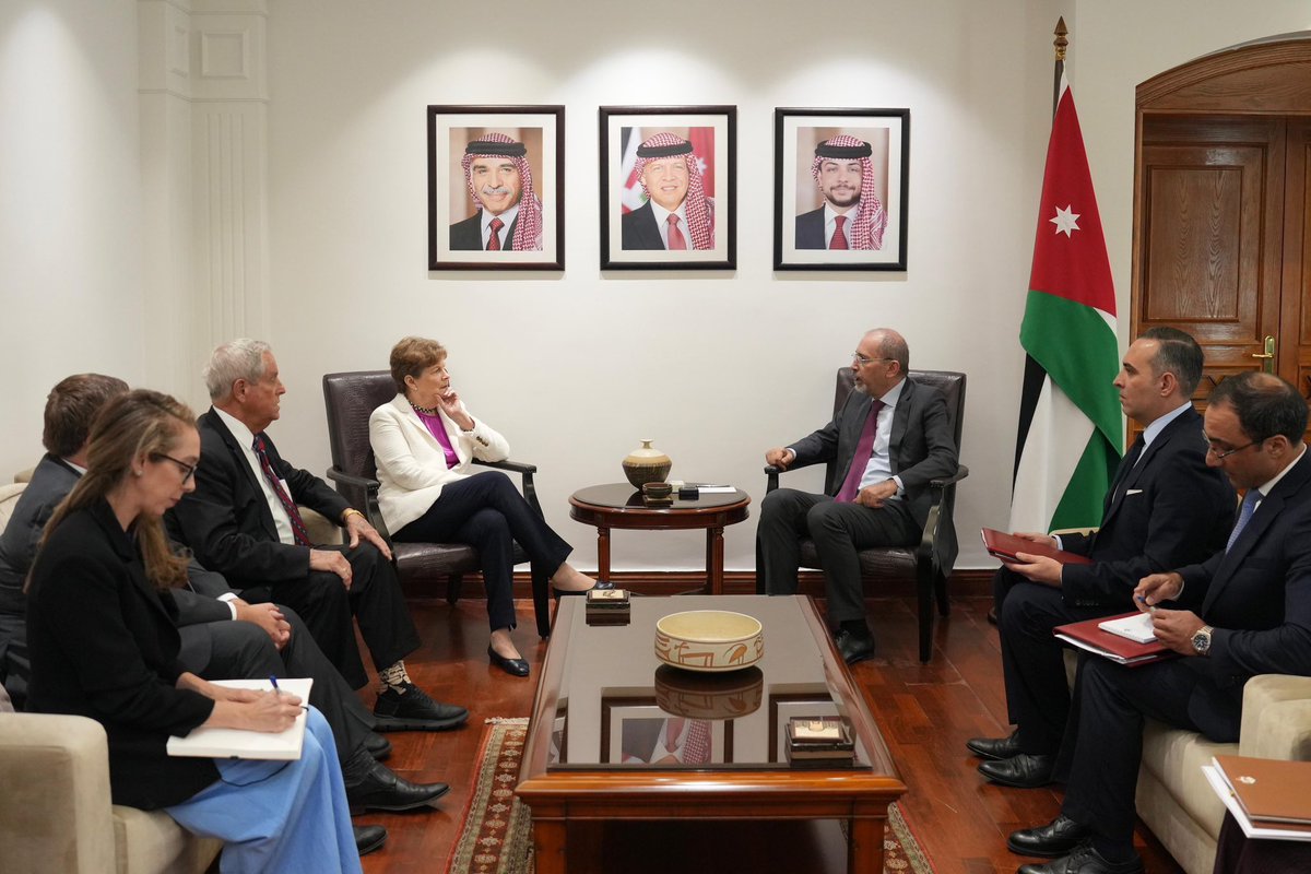 Grateful to meet along with <a href="/SenatorShaheen/">Sen. Jeanne Shaheen</a> with Jordanian Foreign Minister @AymanHSafadi in Amman. Important discussions on strengthening stability and relations as well as supporting prosperity and peace for Syria 🇸🇾.