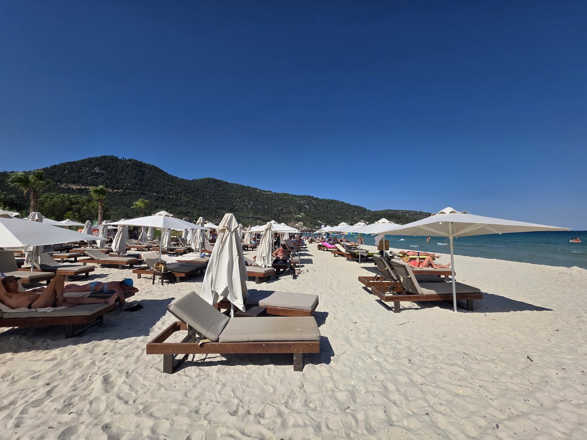 dean1903's tweet image. Tam tamına 700 metre sahil halka açık ve bedava!
Mis deniz  arka dekor tepeler ve mavi gökyüzü!❤️
#GoldenBeach #Thasos