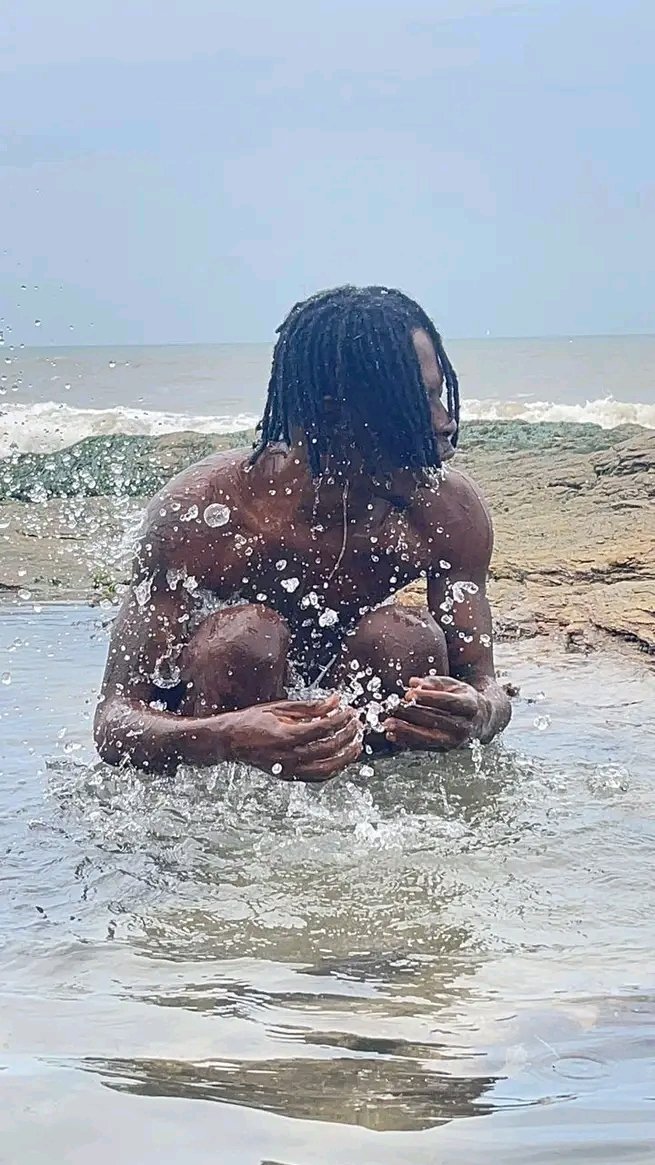 ShattaMathias's tweet image. Shatta Wale Undergoes Spiritual Cleansing After He Was Detained By EOCO,
at the Teshie Next Door Beach Under Direction of The Teshie Gbuglah Mantse, Original Nii Martey Laryea….
#ShattaMathias