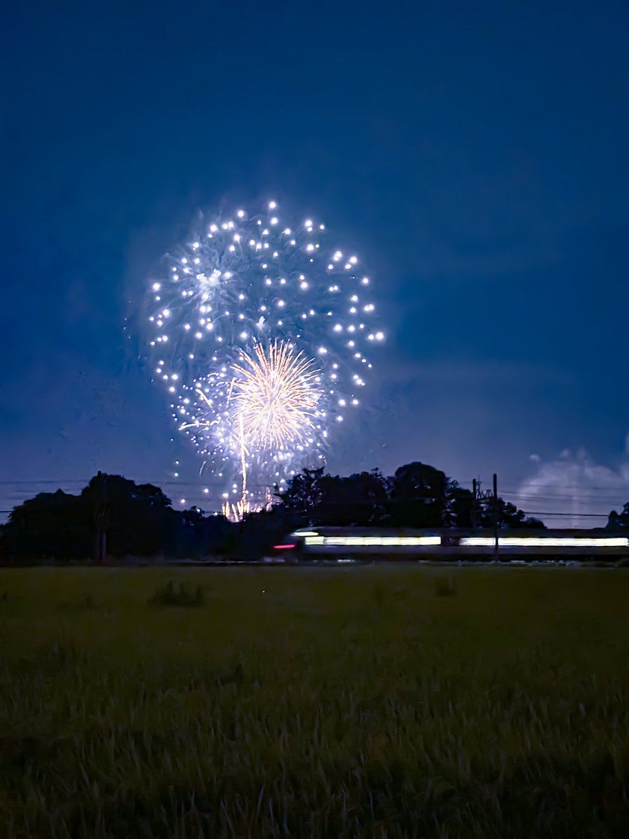 追伸。
来週だと勝手に思い込んでいた地元の花火が今夜だった事に上がり始めてから気が付きました😅
慌ててスマホ片手に撮りに行ってきたよ🎇
※カメラの用意をする時間はありませんでした😂
※①枚目は比較明合成です。
#iPhone写真