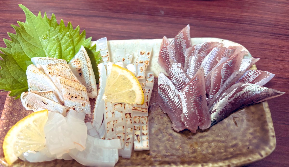 自分で釣った魚を捌いて、スーパーで売ってたケンサキイカを追加したらそれなりの刺し盛りになったの嬉しい
晩酌進むぅ〜🍻
 #夏休みの思い出
