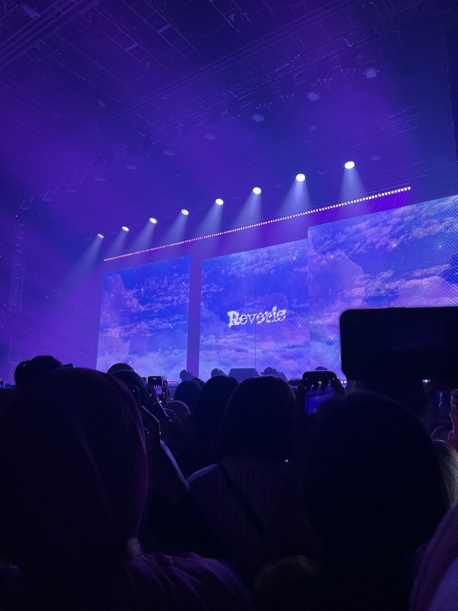 dead_cam_'s tweet photo. Another life goal achieved, I’m so happy I feel like im flying. It was worth waiting for him for almost 7 years. I’m glad he had fun here in MY. See you again soon baekhyun, your merries will always be here for you 🫶🏻

#REVERIEinKL #BAEKHYUNinMY https://t.co/7ZdVaUHFe8