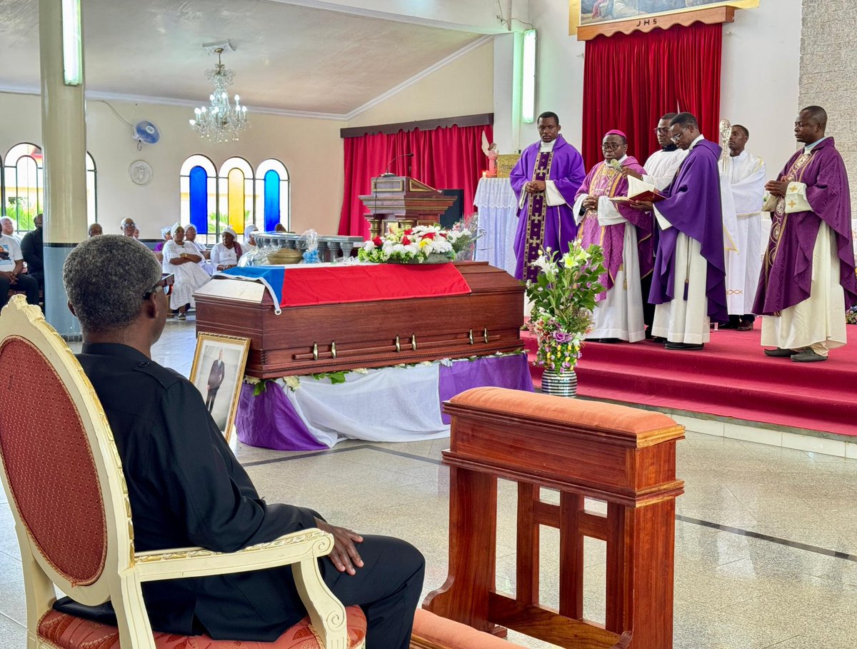 Nos hemos despedido este domingo de Germán Ekua SIMA ABAGA con una misa de réquiem, un doloroso adiós cuyas secuelas permanecerán siempre en nuestros corazones. No es fácil superar la muerte de una persona tan llena de vida. Escribiste tus propias páginas en la historia de Guinea