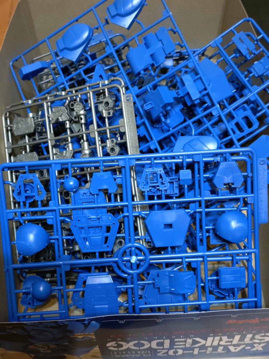 うちの展示会終了で新学期スタート‼️
久しぶりにキャラクターもの
ボトムズつくりましょう‼️
ウェーブ　1/20 ATM-09-SA
スコープドッグII
マックスファクトリー 1/20 
X・ATH−02ストライクドッグ
パーツを袋から出した。
パーツ多くねーか⁉️