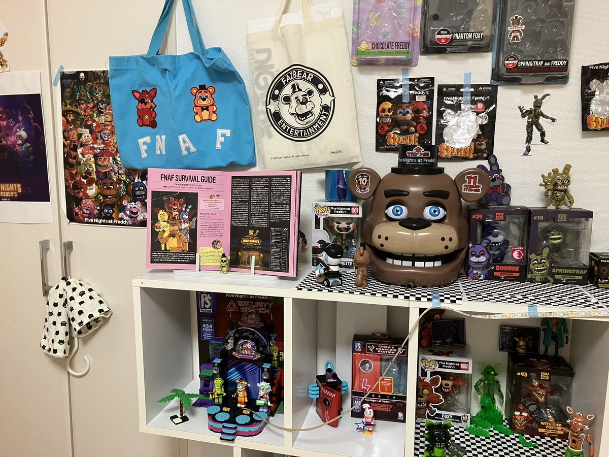 #FNaFの沼にハマってしまった警備員さん繋がろう　foxy推しのfoxy推しです。
コレクションがとにかく大好きです。
2枚目のはネットにある
ペーパークラフトの完成後です。
よろしくお願いします🙇