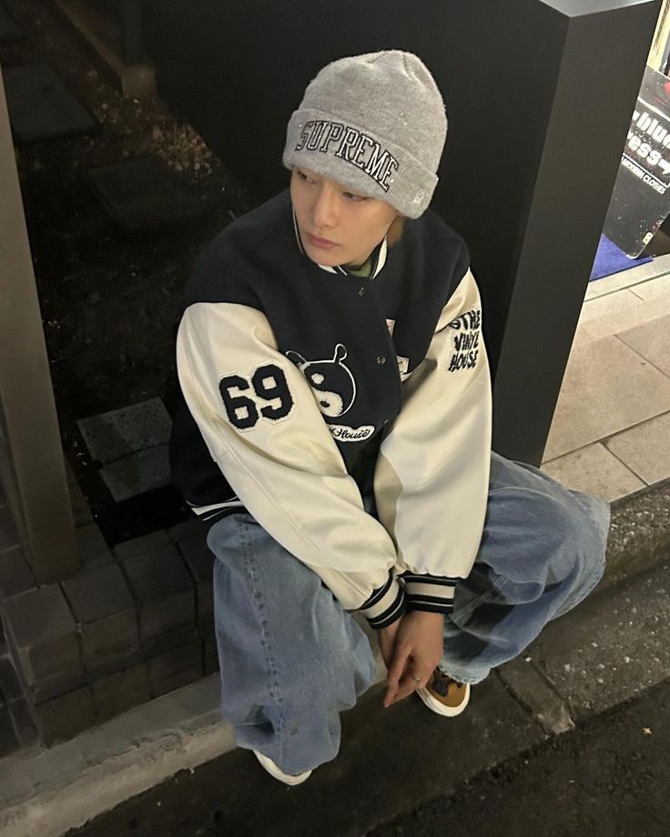 iianhan's tweet photo. ex to next, hyunin #hyuninau

bilinmeyen? bir sebepten ayrılan hyunjin ve jeongin birbirlerini bir yıl sonra yeni sevgilileri tarafından görüştürülürken bulurlar... https://t.co/J9Lk6tEXSl