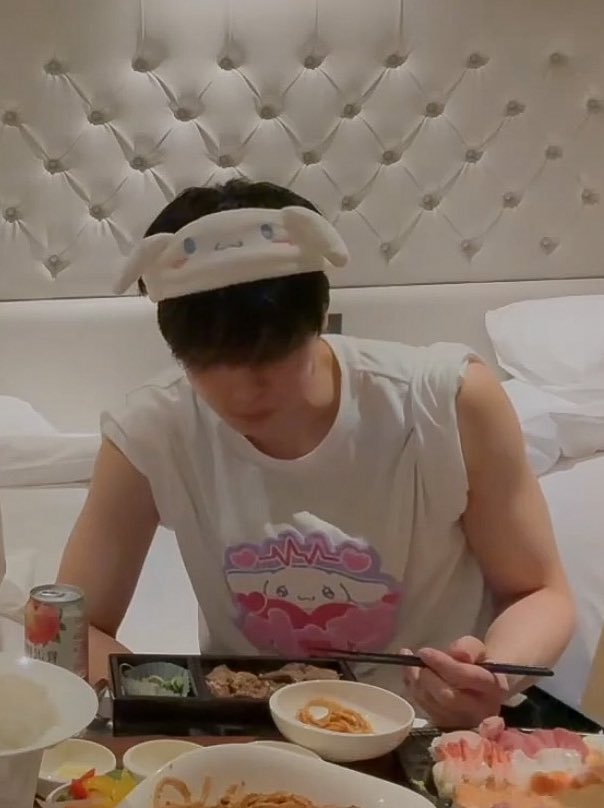 juyeon in a cinnamoroll tshirt and hairband 😭