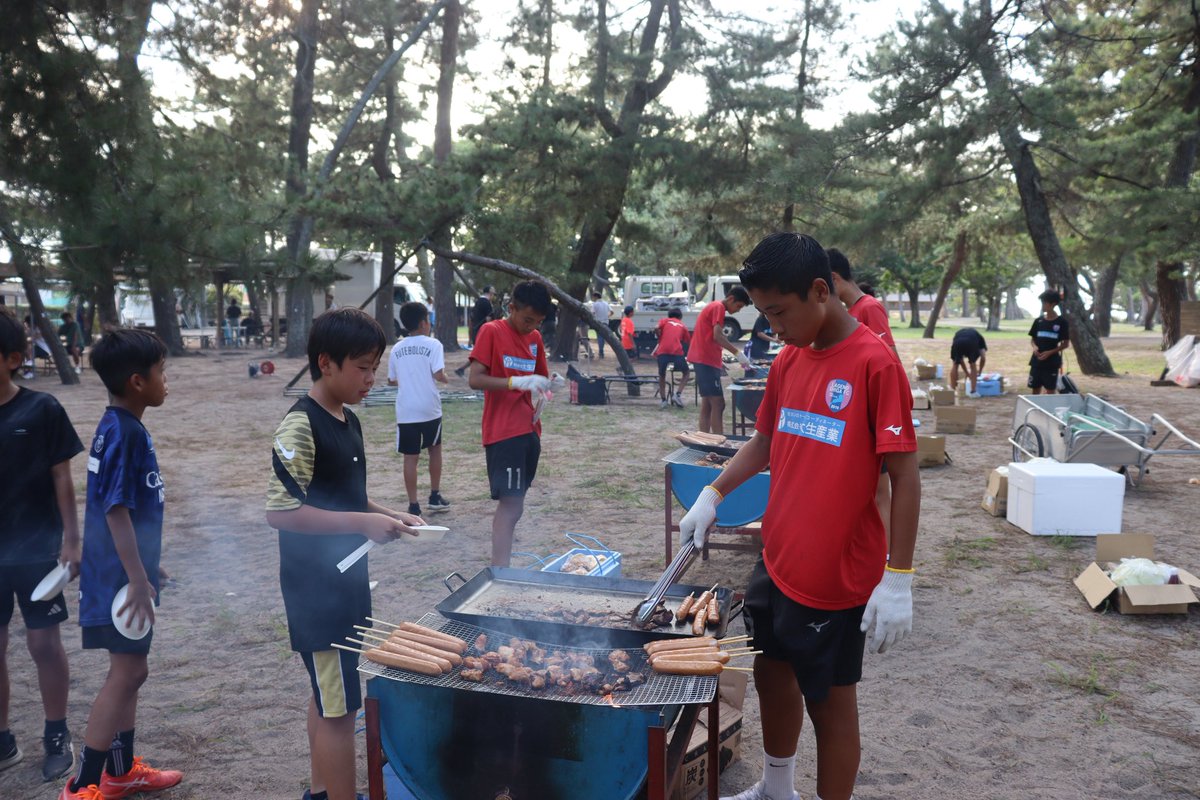 LagendShigaFC's tweet photo. ＼ビワコマイアミランドでBBQ🍖／

U-15の選手、保護者、スタッフで準備を行い試合終わりの選手を迎えました👍🏼

#レイジェンド滋賀FC
#ほほえみカップ
#大生産業 https://t.co/25SFZFK9EU