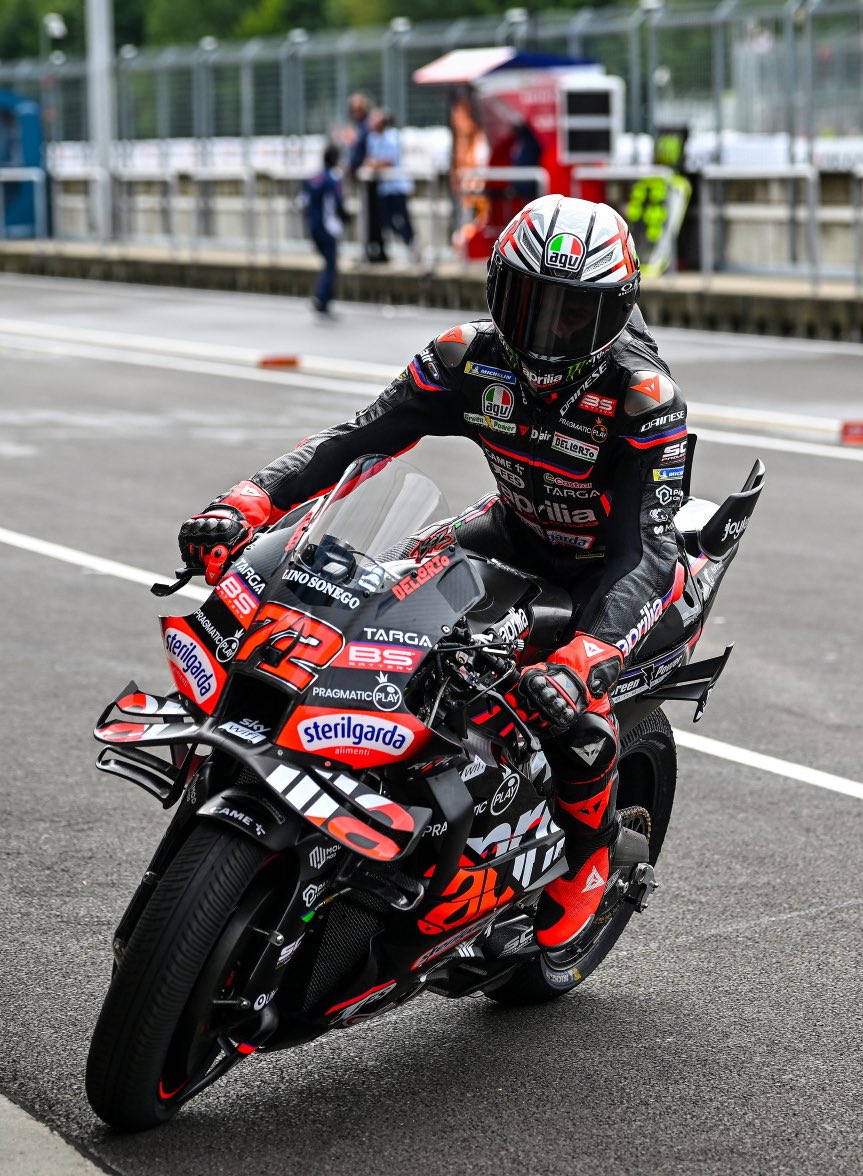 Este hombre se atrevió a volar del nido, dejando "su" VR46 y sobre todo la Ducati, y desde su gran victoria en Silverstone ya es un fijo en el podio con la Aprilia.

Meritazo de Bezzecchi, en solo media temporada sobre la RS-GP.