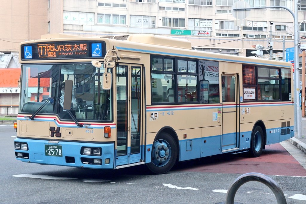 阪急バスでも残り少なくなった96MCも4012が日曜朝の阪急茨木市に